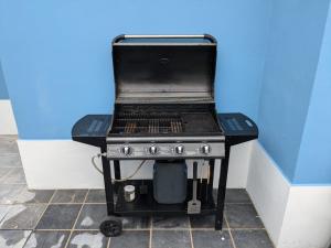 een zwart fornuis met daarop een laptop bij Villa Gisèle in Le Touquet-Paris-Plage