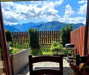 patio z płotem, krzesłem i górami w obiekcie Apartament z widokiem na góry - Split AC, Private Terrace, Private Parking w mieście Kościelisko