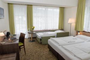 Postel nebo postele na pokoji v ubytování Hotel Lindenhof + 37 fotografií