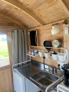 Η κουζίνα ή μικρή κουζίνα στο Pipowagen op Camperplaats Vechtdal +5 φωτογραφίες