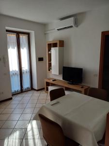 TV a/nebo společenská místnost v ubytování cadrelake + 7 fotografií