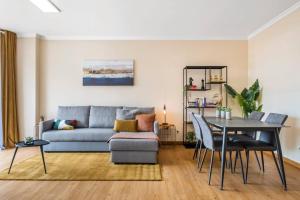 フンシャルにあるSUPER Top Floorのソファとテーブルのあるリビングルーム