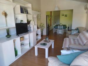 TV a/nebo společenská místnost v ubytování Quinta do Baquenéu- Sitio das Cortes