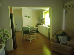 a kitchen and dining room with a table and a couch at Quinta do Baquenéu- Sitio das Cortes in Cortes