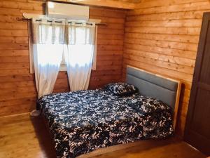 圣若瑟Bungalow cosy, tout confort的小屋内一间卧室配有床和窗帘