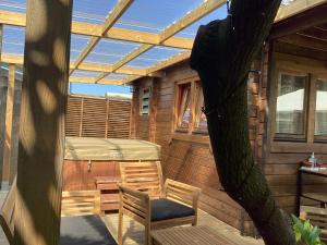 Bungalow cosy, tout confort的阳台或露台