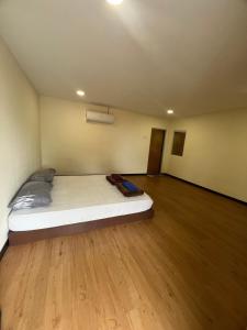 Kampong HilirThe Seashell Melaka Pool View Upper Room的铺有木地板的房间里的一张床