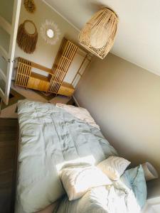 a bedroom with a bed and baskets on the wall at Hausboot direkt auf der Weser in Hameln