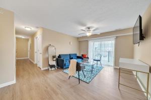 ein Wohnzimmer mit einer Couch und einem Tisch in der Unterkunft Stonecrest 701, 2bd Apt I Free Parking I Pool in New Albany