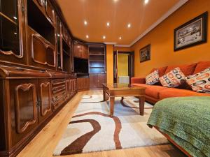 un soggiorno con un divano e un tavolo di Casa Arbys 36A01 a Pola de Laviana