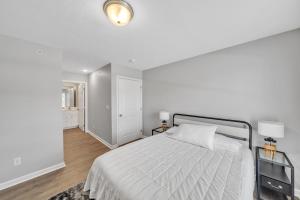 Ein Bett oder Betten in einem Zimmer der Unterkunft Stonecrest 717, 2bd Apt I Free Parking I Pool