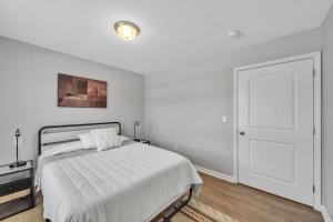 Ein Bett oder Betten in einem Zimmer der Unterkunft Stonecrest 717, 2bd Apt I Free Parking I Pool