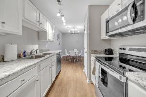 eine Küche mit weißen Schränken und Geräten aus Edelstahl in der Unterkunft Stonecrest 717, 2bd Apt I Free Parking I Pool in New Albany