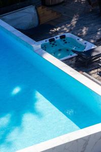 Bazén v ubytovaní ШПИЦІ Hotel & SPA alebo v jeho blízkosti