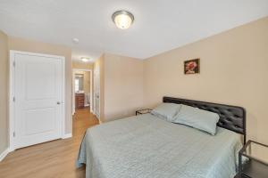 Ein Bett oder Betten in einem Zimmer der Unterkunft Stonecrest 701, 2bd Apt I Free Parking I Pool