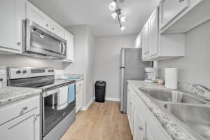 Küche/Küchenzeile in der Unterkunft Stonecrest 712, 2bd Apt I Free Parking I Pool