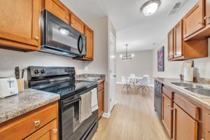 eine Küche mit Herd und Spüle in der Unterkunft Stonecrest 701, 2bd Apt I Free Parking I Pool in New Albany