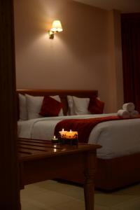 Ένα ή περισσότερα κρεβάτια σε δωμάτιο στο Al Madina Suites Doha