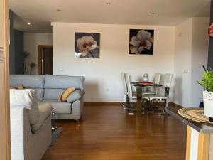 Posezení v ubytování appartement neuf et bien placé + 2 fotografie
