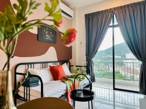 バヤンレパスにあるThe Sun 1 or 3BR Bayan Lepas 4 to 10 pax WLのベッドルーム1室(ベッド1台、大きな窓付)