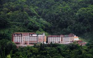 加德满都Holiday Inn Resort Kathmandu Budhanilkantha by IHG的山前的一组建筑