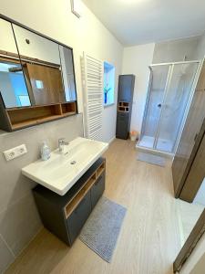 Koupelna v ubytování I Apartment Dingolfing Ferienwohnung Kronwieden I
