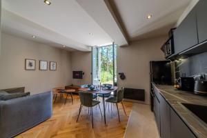 Kuchyň nebo kuchyňský kout v ubytování Le Charmant d'Ecully Logement Unique Avec Jardin à 10 minutes de Lyon