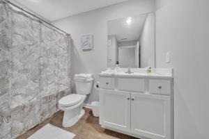 ein weißes Badezimmer mit Toilette und Waschbecken in der Unterkunft Stonecrest 712, 2bd Apt I Free Parking I Pool in New Albany