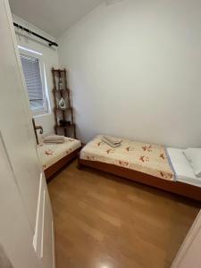 Postel nebo postele na pokoji v ubytování Lazarus Bigova apartments