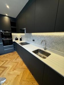 Kuchyň nebo kuchyňský kout v ubytování Macbeths Corner High end luxury apartment in centre with parking + 7 fotografií