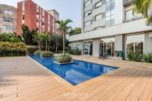 una piscina frente a un edificio en Loft de Luxo c/bela Vista no Petrópolis AHO1402, en Porto Alegre