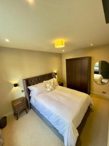 Postel nebo postele na pokoji v ubytování Macbeths Corner High end luxury apartment in centre with parking