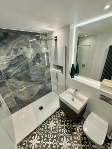 Koupelna v ubytování Macbeths Corner High end luxury apartment in centre with parking
