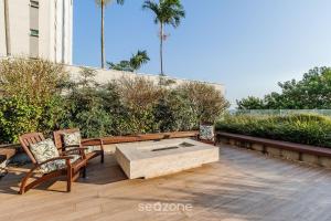 un patio con 2 sillas y una hoguera en Loft de Luxo c/bela Vista no Petrópolis AHO1402, en Porto Alegre