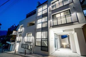 约阿尼纳The Nightingale的一座白色的大建筑,设有开放式门