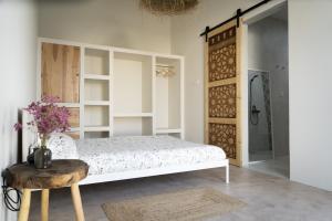 una camera con letto, tavolo e porta di B&B Casa Areia a Colares