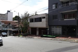 メデジンにあるLiving Poblado Manila 301 F Habitación Individualの建物のある街の空いている通り