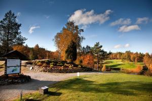 vista su un campo da golf con laghetto e alberi di Velkommen Til Vakre Kvinesdal a Kvinesdal
