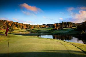 un campo da golf con laghetto vicino a un prato di Velkommen Til Vakre Kvinesdal a Kvinesdal