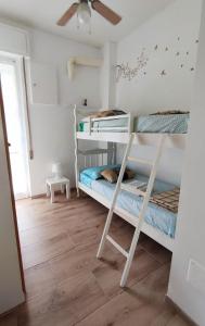 Camera con 2 letti a castello e ventilatore a soffitto. di Renesmee Beach Apartment a Pietra Ligure Altre 10 foto