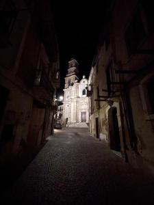 an empty alley with a building at night at Residenza Leonina in San Martino in Pensilis