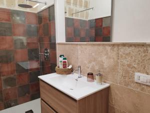 a bathroom with a sink and a shower at Dimora '900 in Poggiorsini