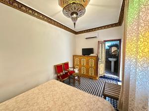 TV a/nebo společenská místnost v ubytování Riad Shama Fes