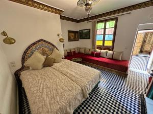 Postel nebo postele na pokoji v ubytování Riad Shama Fes