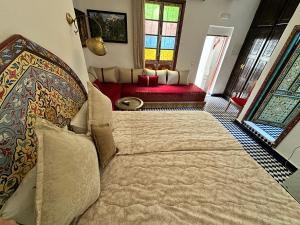 Postel nebo postele na pokoji v ubytování Riad Shama Fes