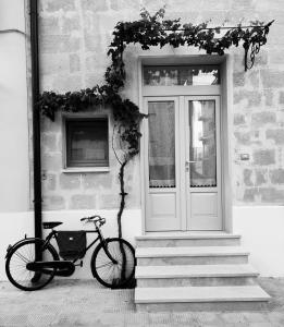 a bike parked in front of a building with stairs at Dimora '900 in Poggiorsini