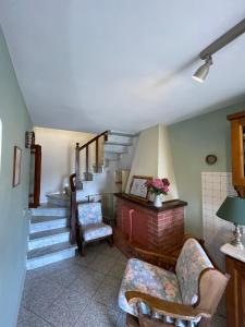 sala de estar con escaleras, sofá y sillas en All'Agacino, en Lucca