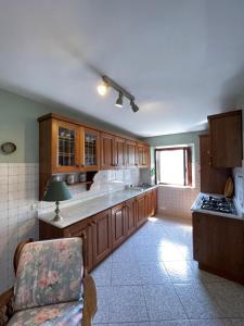 cocina grande con armarios de madera y fogones en All'Agacino, en Lucca 17 fotos más