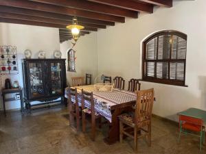 a dining room with a table and chairs at Casa Estilo Colonial in Vassouras