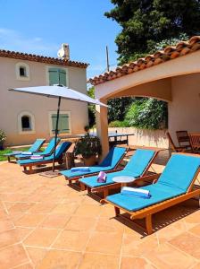 - niebieskie leżaki i parasol w obiekcie La Californienne w mieście Carqueiranne +37 zdjęć